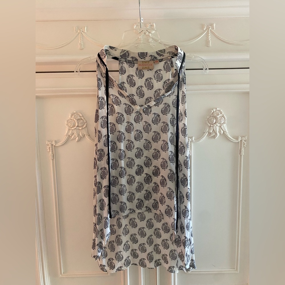 Women's Black and White Sleeveless Top